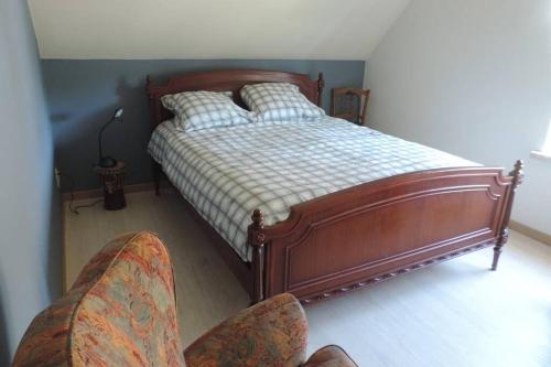 奥德纳尔德Vakantiewoning Zoetebeek的一间卧室配有一张床和一对椅子