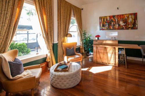 旧金山华盛顿广场旅馆的客厅配有桌椅和书桌。