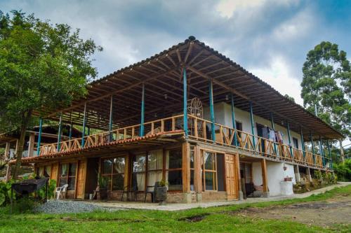 萨兰托Hostal rural la montaña alquiyapura的一座大型建筑,上面设有阳台