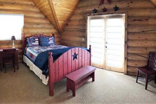 埃斯卡兰特Red Rock Ranch Log Cabin: Large, Fully Furnished的小木屋内一间卧室,配有一张床