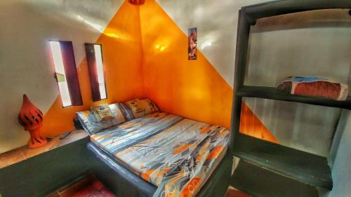 AratocaCabañas Cañon Del Chicamocha的橙色墙壁的客房内的双层床