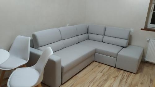 Apartamenty U Iwony Centrum miasta blisko Parku Zdrojowego的休息区