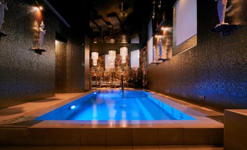 马德里马德里普拉多丽笙酒店的游泳池位于带桌椅的房间