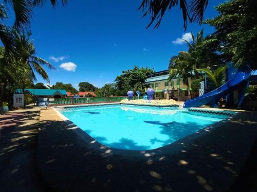宿务RedDoorz Near Gaisano Grand Cordova的一个带滑梯的度假村的游泳池