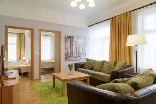 派尔努Saaresalu City Center Apartment的客厅配有沙发和桌子