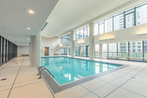 多伦多GLOBALSTAY Magnificent Condos in DT的一座大型游泳池,位于一座带窗户的建筑内
