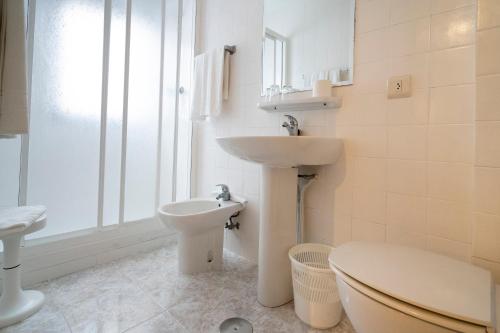 拉科鲁尼亚爱妮岛酒店的白色的浴室设有水槽和卫生间。