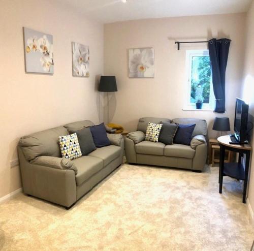 多佛尔Private 1st Floor Apartment - Perfect for Port of Dover, Eurotunnel and Short Stays的客厅配有两张沙发和一台电视