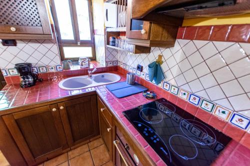 巴列埃尔莫索Casa Rural Abuelo Ramón的厨房配有水槽和炉灶 顶部烤箱
