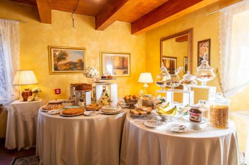 FumoneDimora di Charme Villa Sant'Erasmo的用餐室配有2张桌子和食物