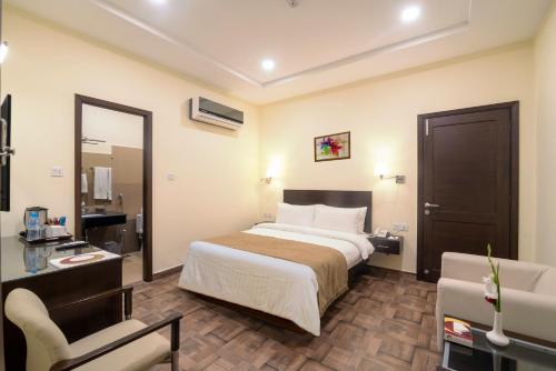 Hotel One Sahiwal客房内的一张或多张床位