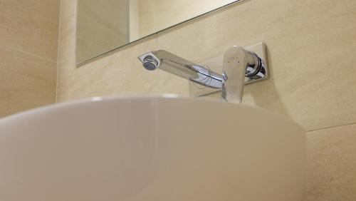 波亚纳布拉索夫Poiana Ski Residence Apartment 5的浴室设有白色的卫生间和镜子