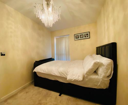 伯明翰Birmingham Guesthouse的一间卧室配有一张带吊灯的大床