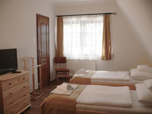 维斯普雷姆卡达塔住宿加早餐旅馆的一间卧室设有两张床、一台电视和一扇窗户。