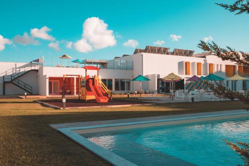 佩尼契RIDE Surf Resort & Spa的一个带游泳池和游乐场的度假村
