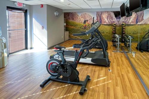 岩石丘Clarion Pointe Near University的健身房设有跑步机,健身自行车在房间内使用
