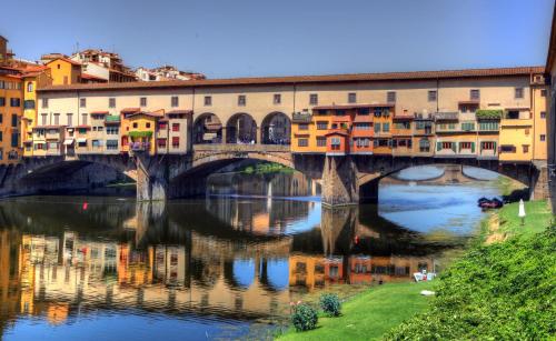 佛罗伦萨阿巴克酒店的一座有房屋和建筑物的河上桥梁