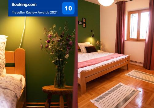 巴伊纳巴什塔Taramazon的一间卧室,配有一张床和花瓶