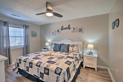 默特尔比奇Swim, Golf, Play - Beachy River Oaks Condo!的一间卧室配有一张床和吊扇