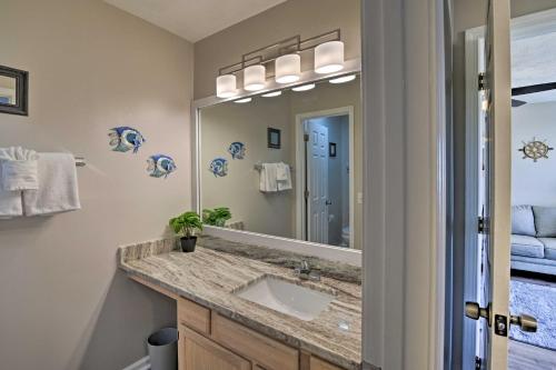 默特尔比奇Swim, Golf, Play - Beachy River Oaks Condo!的一间带水槽和大镜子的浴室
