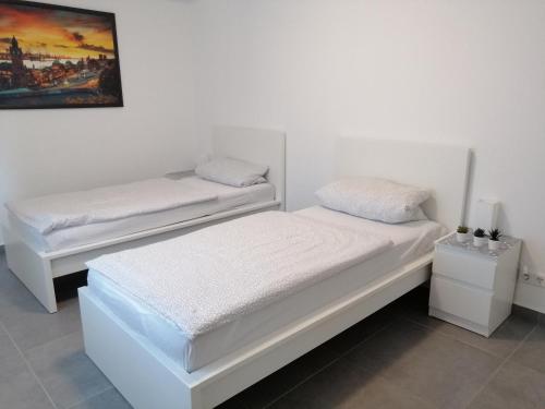 OststeinbekApartment OG的白色墙壁客房的两张床