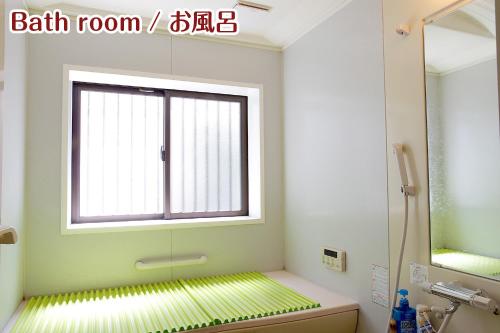 日光NIKKO stay house ARAI - Vacation STAY 13830v的浴室设有窗户和绿色地板淋浴。