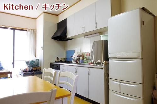 日光NIKKO stay house ARAI - Vacation STAY 13830v的厨房配有白色冰箱和桌子