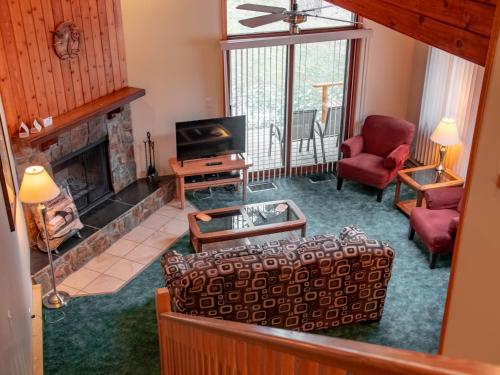 费尔蒙特温泉Fairmont Hot Springs Resort的带沙发和壁炉的客厅