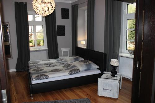 贝尔恩卡斯特尔-库斯Casa Hauth的一间卧室配有一张床、吊灯和窗户。