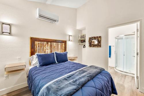 费南迪纳比奇Sea Cottages of Amelia的一间卧室配有一张带蓝色枕头的床
