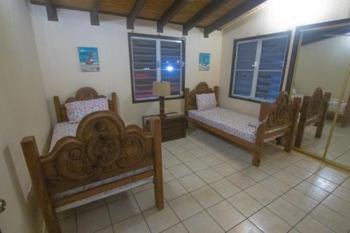 Punta SantiagoChalet Olas del Sol的带四张床和镜子的客房