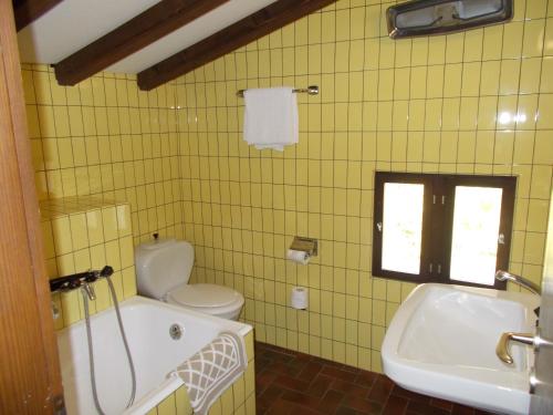 罗维尔白屋酒店的带浴缸、卫生间和盥洗盆的浴室