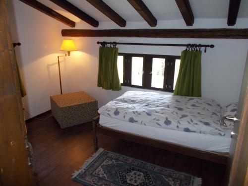 罗维尔白屋酒店的一间小卧室,配有床和窗户