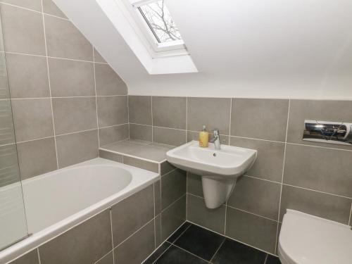 奥尔顿Bunbury的浴室配有盥洗盆和浴缸。
