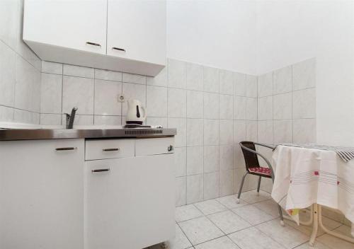 苏佩塔尔Apartments Neva - 50m to the sea的白色的厨房配有水槽和桌子