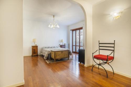 罗马EUR Luminous and Large Family Terrace Apartment的一间设有床和椅子的房间