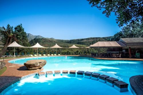 Drakensberg Sun Resort内部或周边的泳池