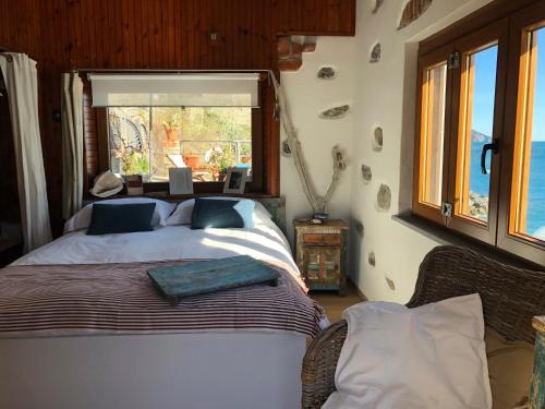 蒙特罗索阿尔马雷德尔多甘尼耶度假屋的一间卧室设有一张大床和一个窗户。