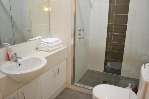 弗里曼特北库基海滩旅馆的带淋浴、盥洗盆和卫生间的浴室