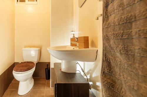 瓦莱塔Sant'Elmo House Valletta的浴室配有白色卫生间和盥洗盆。