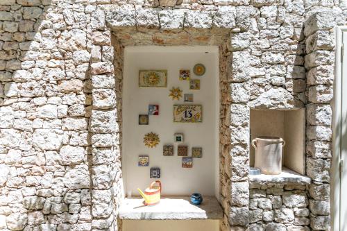 莱乌卡La Casa del Fico的石墙,门廊上挂着照片