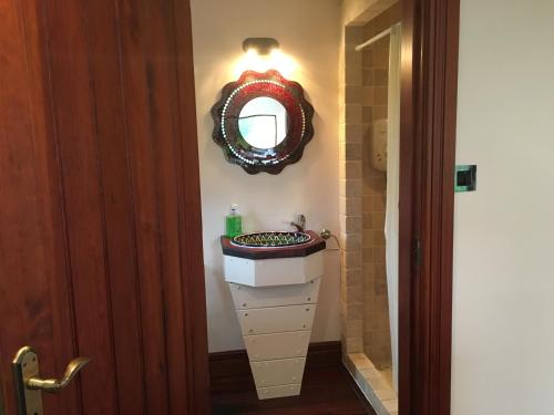 恩尼斯Eden Cottage Countryside Retreat的浴室设有水槽和墙上的镜子
