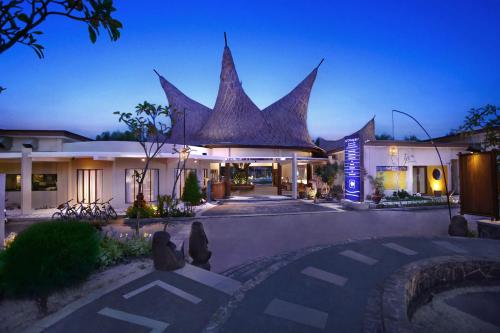 吉利特拉旺安ASTON Sunset Beach Resort - Gili Trawangan的一座拥有尖塔的大型建筑的酒店