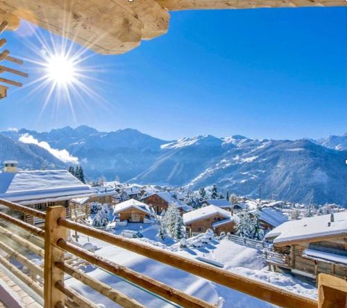 韦尔比耶New, Luxurious and Central Art Penthouse的雪覆盖的群山小屋的阳台享有冬季美景。
