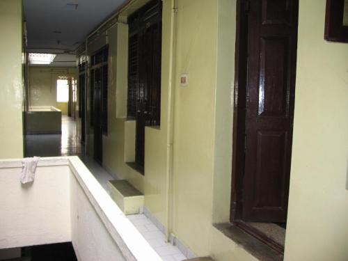 钦奈Vasantha Lodge Purasawalkam chennai的带浴缸和门的浴室