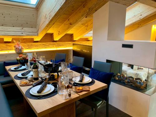 韦尔比耶New, Luxurious and Central Art Penthouse的一间带桌子和蓝色椅子的用餐室