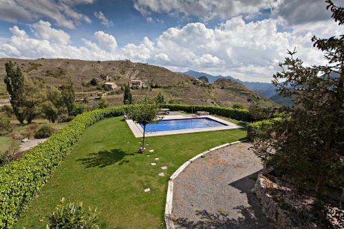 科利德纳尔戈Apartaments Cal Borda的一个带游泳池和山丘的花园