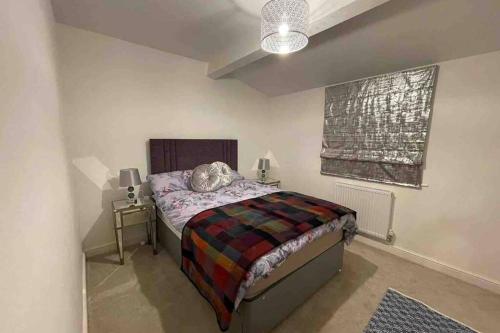 科尔温湾Luxury Modern 2Bed Seafront Apartment in Rhos on Sea的一间卧室设有一张大床和一个窗户。