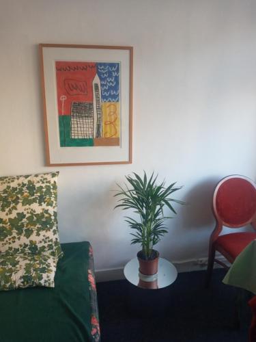 奈梅亨ETAGE voor 1-2 pers in NIJMEGEN-Centrum的带沙发和盆栽植物的客厅