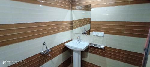 克久拉霍克久拉霍民宿的一间带水槽和镜子的浴室
